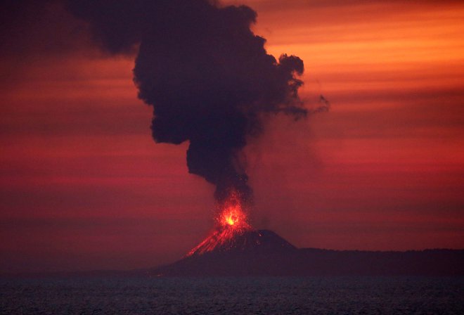 Anak Krakatau 22. septembra 2018. FOTO: Kim Kyung Hoon/Reuters
