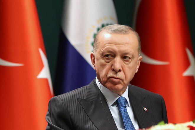 Trikrat cepljeni turški predsednik je okužen, najverjetneje z različico omikron. FOTO: Adem Altan/AFP
