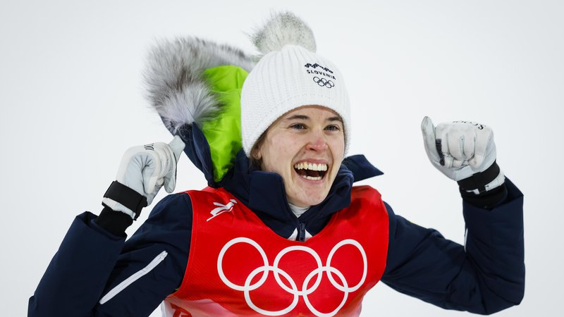 Fotografija: Urša Bogataj je pozlatila svoje olimpijske skoke. FOTO: Matej Družnik
