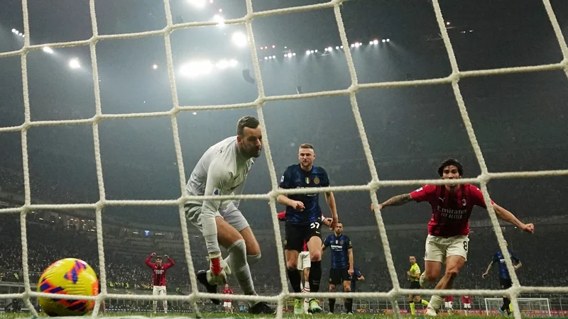 Fotografija: Interjev vratar Samir Handanović je moral dvakrat po žogo v svojo mrežo, v mestnem derbiju je slavil AC Milan. FOTO: Daniele Mascolo/Reuters