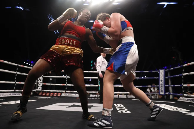 Claressa Shields je želela nokavtirati Emo Kozin, kar pa ji ni uspelo. FOTO: Andrew Couldridge/Reuters
