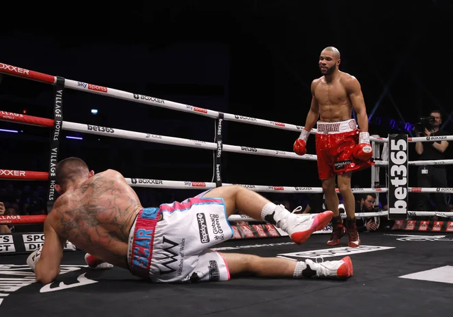 V glavnem obračunu večera je bil Anglež Chris Eubank ml. (desno) prepričljivo boljši od domačega matadorja Liama Williamsa. FOTO: Andrew Couldridge/Reuters
