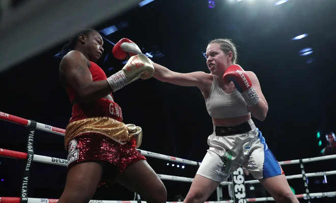 Tudi Ema Kozin je sloviti tekmici zadala nekaj udarcev. FOTO: Lawrence Lustig/Boxxer

