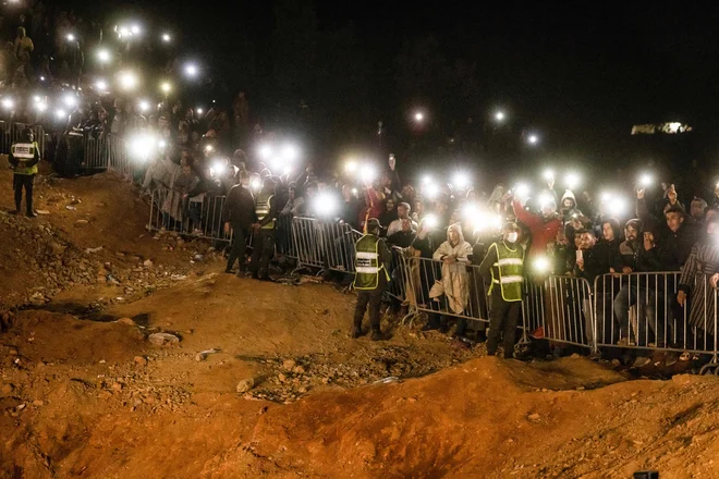 Reševalci so se z vrtalniki želeli izogniti kakršnimkoli vibracijam, ki bi povzročile, da krhka zemlja zasuje ujetega otroka. FOTO: Fadel Senna/AFP
