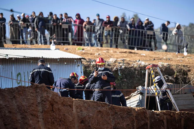 Na tisoče ljudi se je v zadnjih dneh zbralo in celo utaborilo okoli prizorišča. Nekateri so ploskali, da bi spodbudili reševalce, peli verske pesmi ali molili. FOTO: Fadel Senna/AFP
