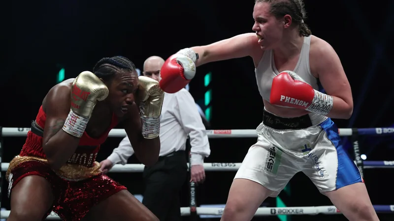 Fotografija: Ema Kozin je sloviti tekmici zadala tudi nekaj udarcev. FOTO: Lawrence Lustig/Boxxer