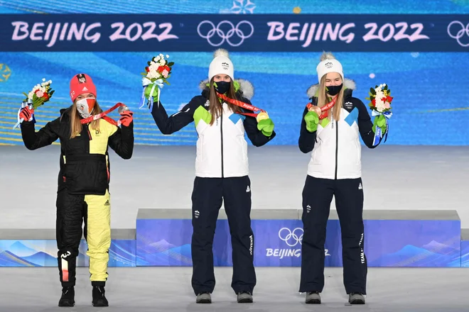 Katharina Althaus, Urša Bogataj in Nika Križnar so stale na zmagovalnem odru. FOTO: Jewel Samad/AFP
