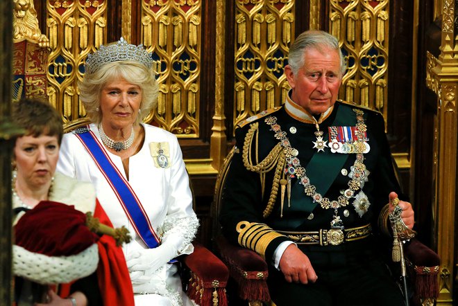Prestolonaslednik princ Charles in njegova soproga Camilla med kraljičinim govorom v britanskem parlamentu. FOTO: Alastair Grant/Reuters
