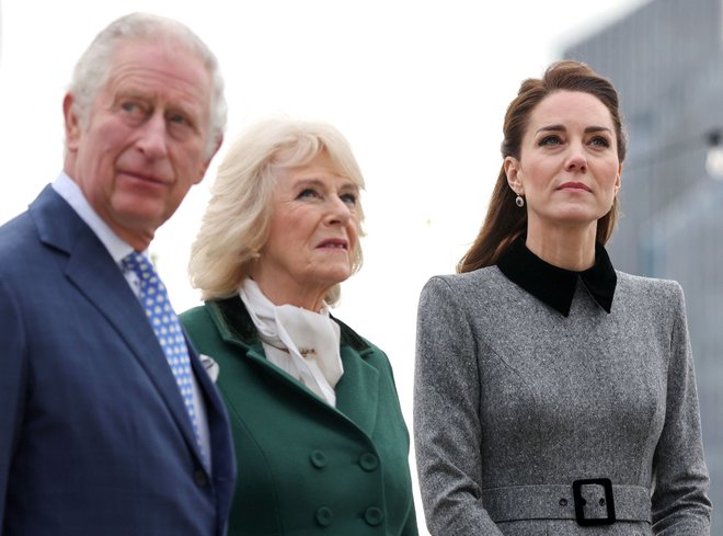 Prihodnja britanski kralj in kraljica v družbi Kate, vojvodinje Cambriške, ki bo po vzponu princa Williama na prestol tudi sama postala kraljica soproga. FOTO: Chris Jackson/Afp
