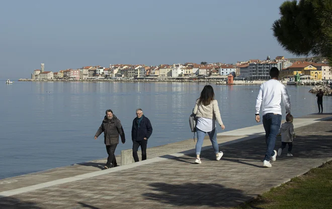 Portorož in Piran v teh dneh gostita predvsem domače obiskovalce. FOTO: Jože Suhadolnik/Delo