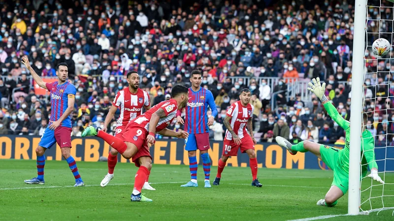Fotografija: Luis Suarez je takole matiral Jana Oblaka. FOTO: Josep Lago/AFP