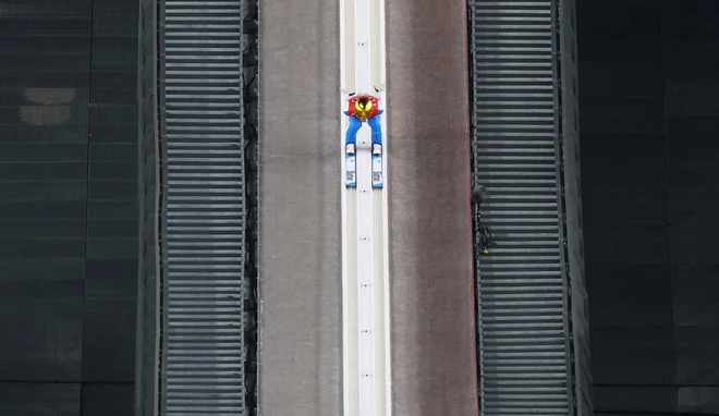 Videz vara, Slovenija ima v tekmi mešanih ekip, na veliki skakalnici in v ekipni preizkušnji fantov široko pot do novih odličij. FOTO: Kai Pfaffenbach/Reuters
