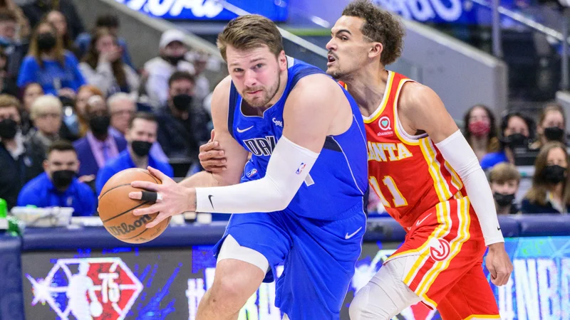 Fotografija: Dallas je ob težavah Luke Dončića z osebnimi napakami le premagala Atlanto, pri čemer pa je bil prvi mož Teksašanov tudi zmagovalec zvezdniškega dvoboja s Traeyem Joungom (desno). . FOTO: Jerome Miron/Usa Today Sports