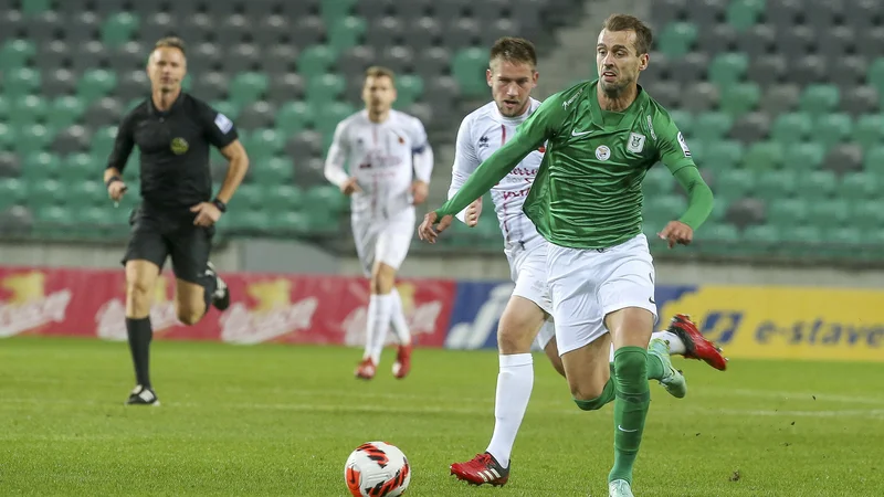 Fotografija: Olimpija in njen prvi strelec Mustafa Nukića gresta v drugi del sezone z dvema tekmama manj in odločnim bojem za orvaka. FOTO: Jože Suhadolnik/Delo
