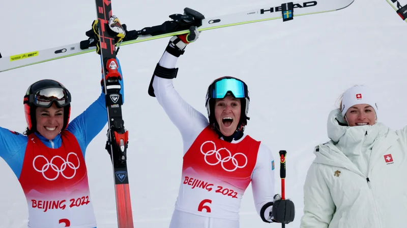 Fotografija: Veleslalomske junakinje so znane, Švedinja Sara Hector (v sredini) je osvojila zlato kolajno, srebrno kolajno je prismučala Italijanka Federica Brignone (levo), bronasto Švicarka Lara Gut-Behrami. FOTO: Wolfgang Rattay/Reuters