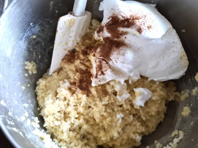 Poletov recept: Narastek iz prosene kaše s hruškami. FOTO: Tanja Drinovec/Delo
