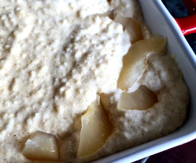 Poletov recept: Narastek iz prosene kaše s hruškami. FOTO: Tanja Drinovec/Delo

