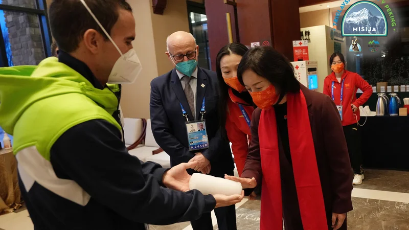 Fotografija: Yang Ning, podpredsednica kitajskega olimpijskega komiteja, ob ogledu Tolija, koščka Triglavskega ledenika. FOTO: Aleš Fevžer