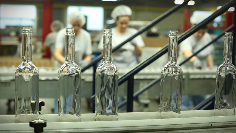Fotografija: Proizvodnja v Steklarni Hrastnik po besedah delavk poteka v nečloveških pogojih. FOTO: Jure Eržen/Delo
