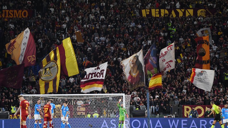 Fotografija: Olimpijski štadion v Rimu, na katerem domujeta Roma in Lazio, je gostil prvo tekmo eura 2022. FOTO: Alberto Lingria/Reuters
