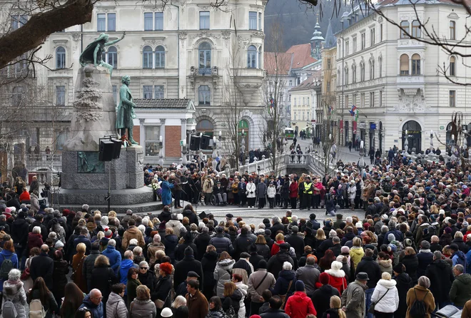 Zaradi epidemioloških ukrepov igralke in igralci letos namesto na trgih slovenskih mest poezijo berejo v radijskih studijih. FOTO: Matej Družnik/Delo
