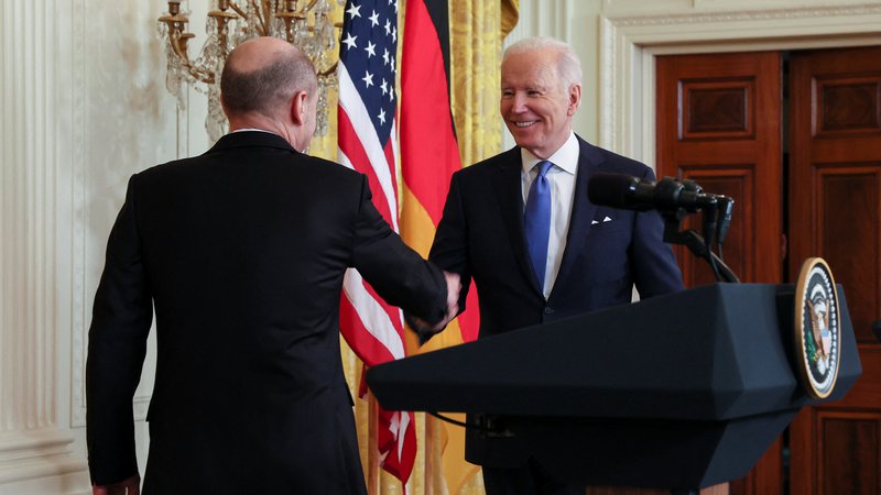 Fotografija: Ameriški predsednik Joe Biden med rokovanjem z nemšikim kanclerjem Olafom Scholzem.  Foto Leah Millis Reuters
