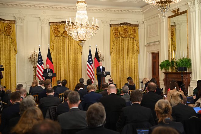Biden in Scholz med tiskovno konferenco v Beli hiši. Foto Brendan Smialowski/Afp
