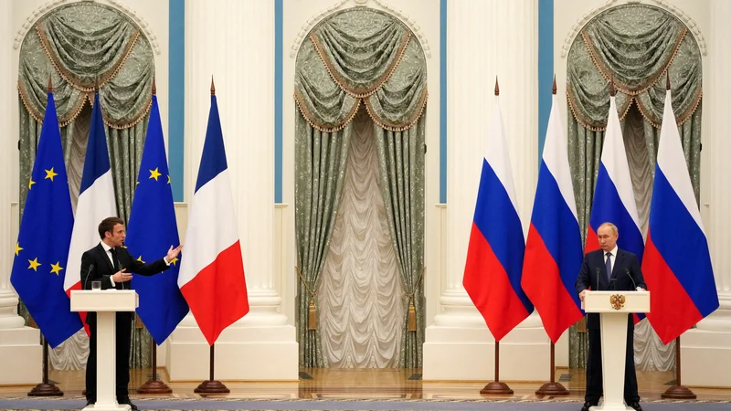 Fotografija: Vladimir Putin in Emmanuel Macron sta se na pogovorih zadržala kar pet ur. FOTO: Thibault Camus/Reuters
