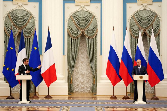 Macron se je včeraj v Moskvi sestal z ruskim predsednikom. Srečanje je trajalo pet ur. FOTO: Thibault Camus/Pool via Reuters
