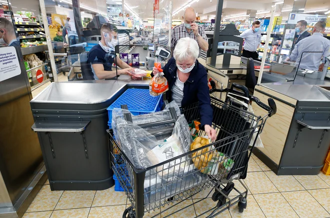 Zaradi napovedane visoke inflacije je pričakovati, da bodo sindikati po dveh letih koronavirusne stagnacije zahtevali občutno zvišanje plač. Foto: Wolfgang Rattay/Reuters
