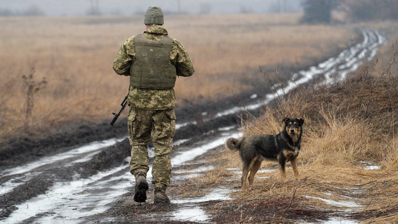Fotografija: Ruski mediji poročajo, da so se na jugu Rusije začele nove vojaške vaje, v katerih sodelujejo raketni sistemi in oklepna vozila. Na fotografiji ukrajinski vojak. FOTO: Oleksandr Klymenko/Reuters
