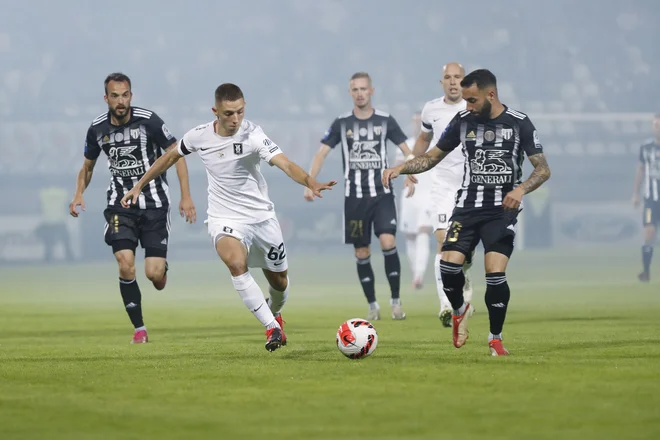 Ljubljančan Michael Pavlović bo imel težko nalogo, ustaviti bo moral hitronogega Sobočana Mitjo Lotriča (desno). FOTO: Leon Vidic/Delo
