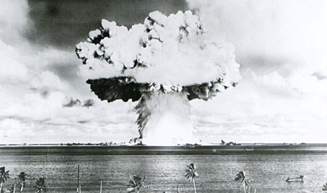 Javno mnenje je v zadnjih letih usmerjeno v varovanje okolja, saj naj bi bila degradacija okolja največja grožnja za obstoj življenja. A prav zato, ker je to počasen proces, prizadene le del civilizacije. Jedrski spopad pa je trenuten in jedrska vojna lahko uniči vse človeštvo. Na fotografiji ameriški preizkus jedrskega orožja okoli leta 1956 pri atolu Bikini. FOTO: Handout/Reuters
