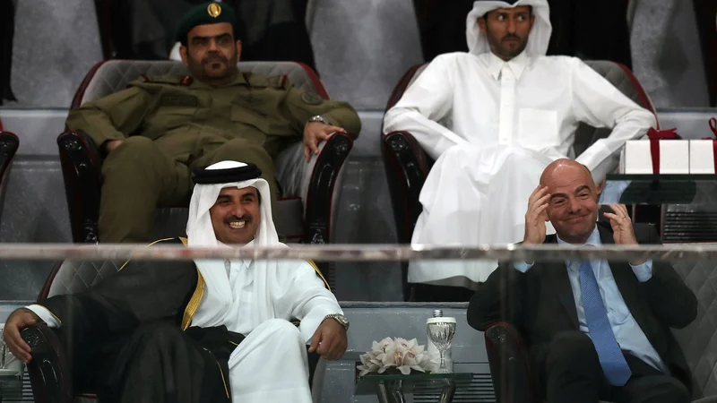 Fotografija: Katarski emir šejk Tamim Bin Hamad Al-Thani in Fifin predsednik Gianni Infantino. FOTO: Ibrahem Alomari/Reuters