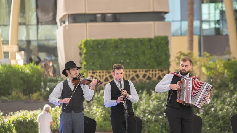 Fotografija: V slovenskem paviljonu je stekel kulturni program s tradicionalno slovensko glasbo. FOTO: Patrik Vasl