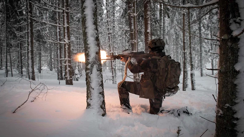Francoski vojak na urjenju v Estoniji v okviru Natove prednje navzočnosti na Poljskem in v treh baltskih državah, ki je bila vzpostavljena po ruski aneksiji Krima in destabilizaciji vzhodne Ukrajine leta 2014. FOTO: Alain Jocard/AFP