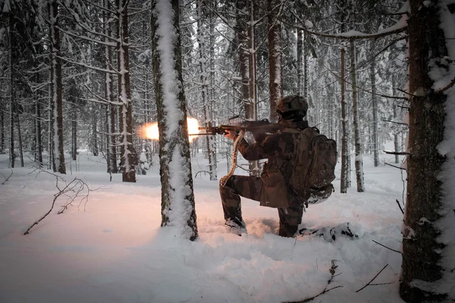 Francoski vojak na urjenju v Estoniji v okviru Natove prednje navzočnosti na Poljskem in v treh baltskih državah, ki je bila vzpostavljena po ruski aneksiji Krima in destabilizaciji vzhodne Ukrajine leta 2014. FOTO: Alain Jocard/AFP