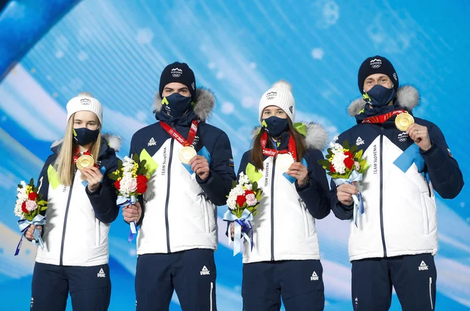 Nika Križnar, Timi Zajc,&nbsp;Urša Bogataj in Peter Prevc so ponosno pokazali zlate kolajne. FOTO: Matej Družnik/Delo
