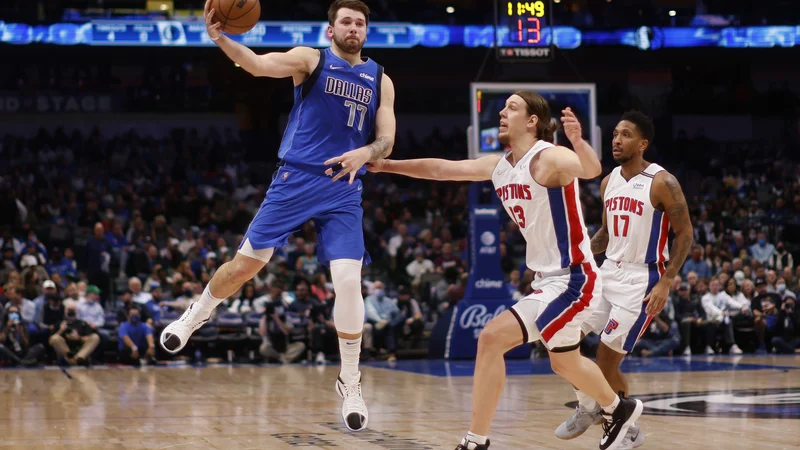 Fotografija: Luka Dončić je bil tudi za tekmece iz Detroita košarkar z drugega planeta. Le tri skoke mu je zmanjkalo do novega trojnega dvojčka. FOTO: Ron Jenkins/AFP