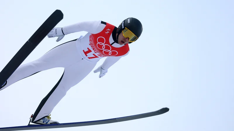 Fotografija: Vid Vrhovnik med skokom na srednji napravi v centru Zhangjiakou, ki je že prinesel veliko veselja slovenskemu taboru. FOTO: Hannah Mckay/Reuters
