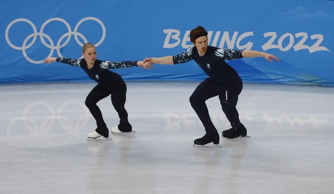 Evgenija Tarasova in Vladimir Morozov med treningom v Pekingu. FOTO:&nbsp;Evgenia Novozhenina/Reuters
