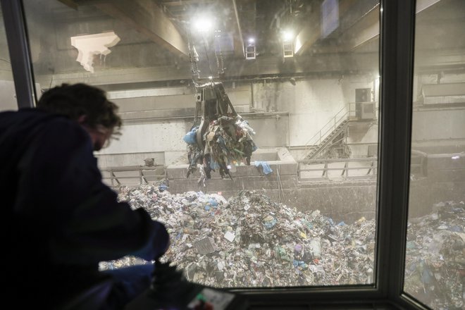 Slovenija je v 2018 v postopke termične obdelave v tujino izvozila prek 210.000 ton odpadkov. Sežigalnica odpadkov Spittelau, na Dunaju. FOTO: Uroš Hočevar
