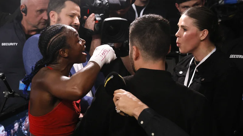 Fotografija: Claressa Shields (levo) bi se po zmagi nad Emo Kozin v Cardiffu kmalu s pestmi lotila še Savannah Marshall (desno). FOTO: Andrew Couldridge/Reuters
