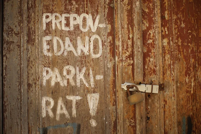 Morda bo kdo zamahnil z roko, češ da je čisto vseeno, kako pišemo na facebooku in twitterju. FOTO: Jure Eržen/Delo
