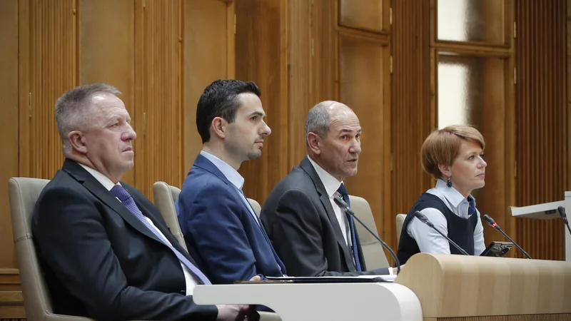Fotografija: Bolj ko se bo krog okoli SDS čutil ogroženega, bolj bodo uveljavljali »trumpistično« navdihnjeno volilno kampanjo, ocenjuje politologinja Danica Hafner Fink. FOTO: Jure Eržen/Delo