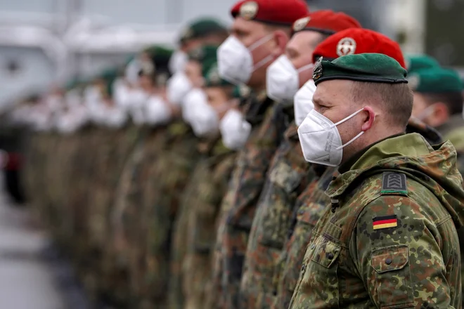 Večina anketirancev je manj naklonjena vmešavanju njihove države v obrambo Ukrajine. FOTO: Janis Laizans/Reuters
