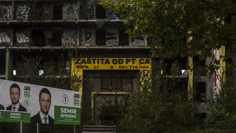 Fotografija: Množica pisanih predvolilnih plakatov v Sarajevu pred štirimi leti ni mogla zakriti propadajočih poslopij, pred letošnjimi volitvami pogled ne bo nič kaj lepši. FOTO: Voranc Vogel/Delo
