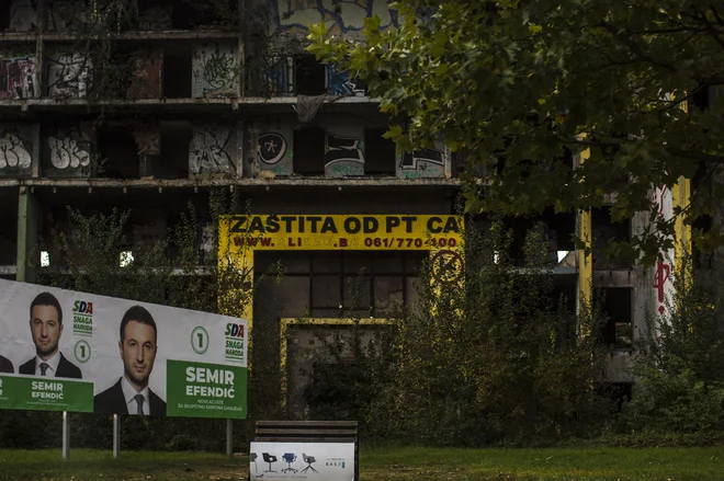 Množica pisanih predvolilnih plakatov v Sarajevu pred štirimi leti ni mogla zakriti propadajočih poslopij, pred letošnjimi volitvami pogled ne bo nič kaj lepši. FOTO: Voranc Vogel/Delo