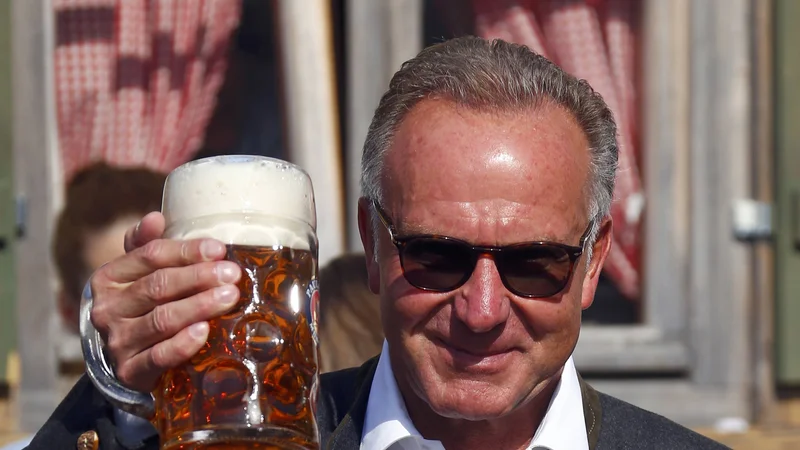 Fotografija: Karl-Heinz Rummenigge ima zdaj več časa za nazdravljanje, potem ko je zapustil svoje mesto v upravi Bayerna. FOTO: Michael Dalder/Reuters
