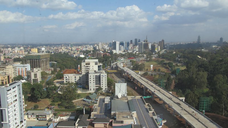 Fotografija: V Nairobiju gradijo avtocesto skozi mestno središče, torej povsem po vzoru mest v ZDA. FOTO: Tomaž Cigüt
